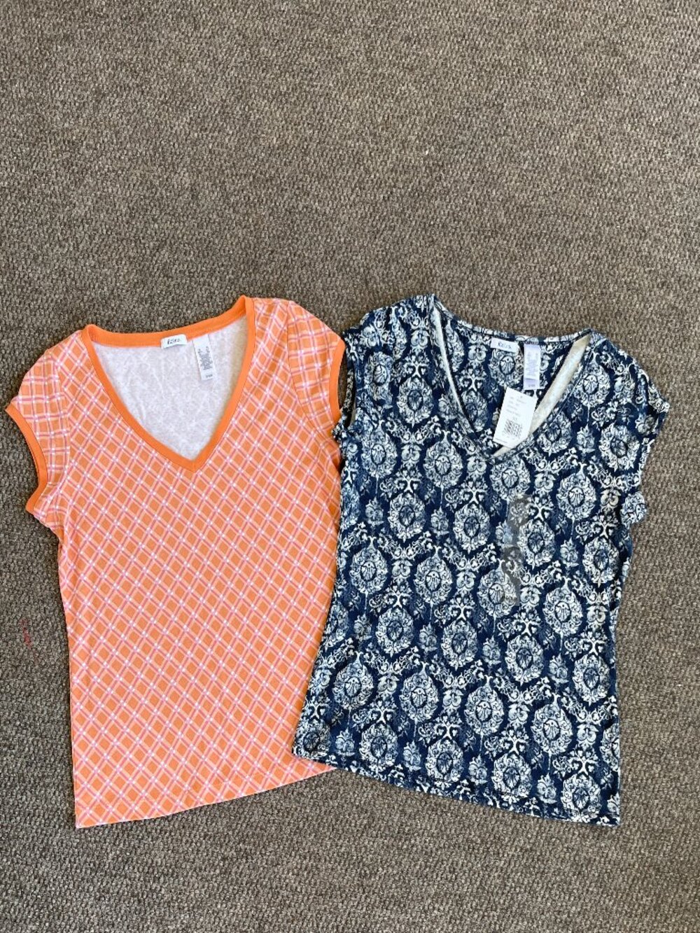 NWT 2 Women's LIZ & CO V Neck Summer Tees XL
